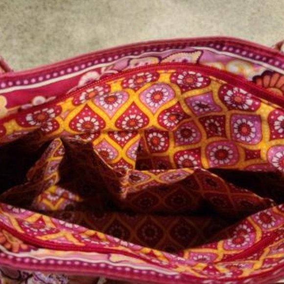 Vera Bradley medium purse with 2 front angled & 4 inside pockets - Picture 4 of 6